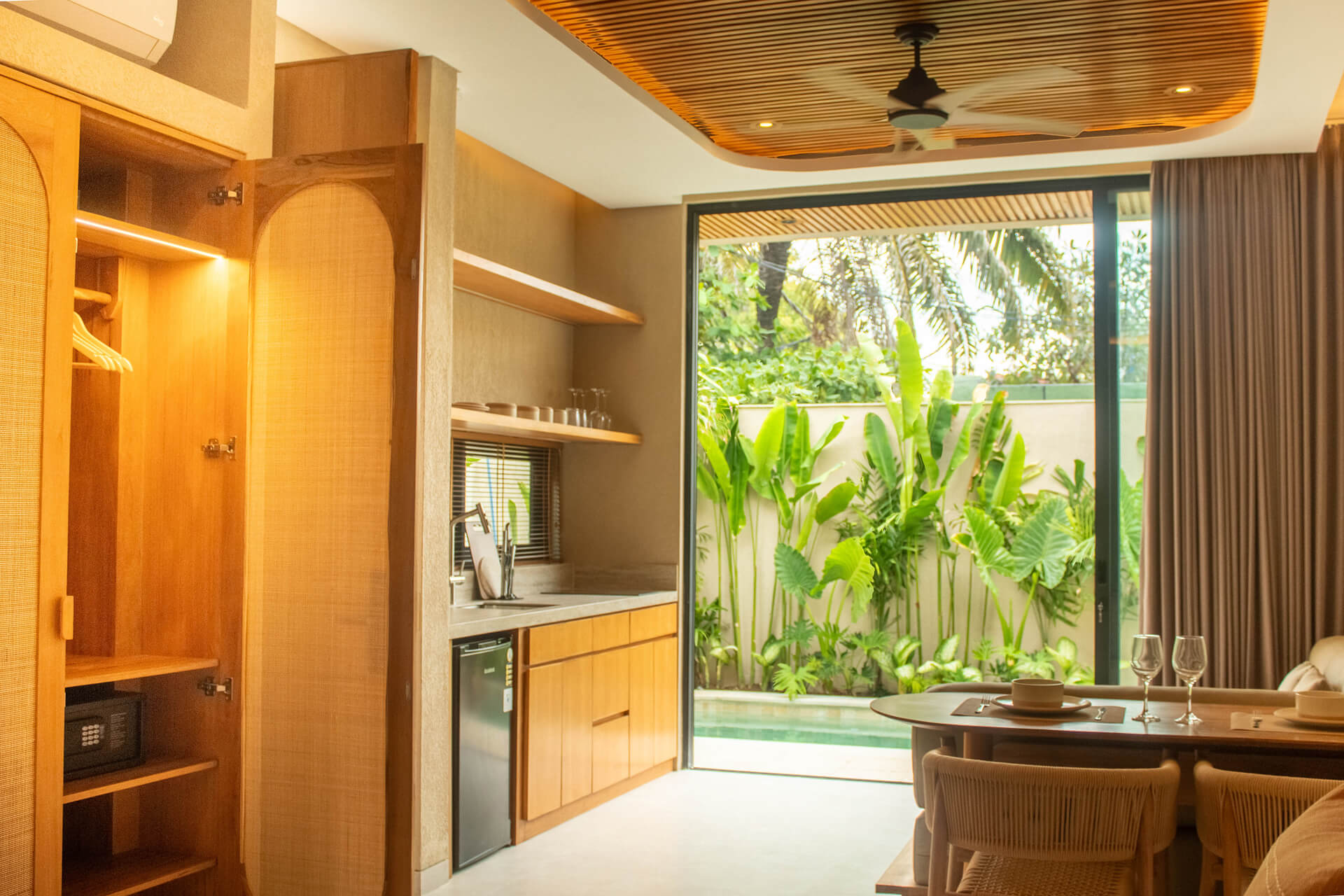Antonella-Villa-One-07-Diningroom-Kitchen