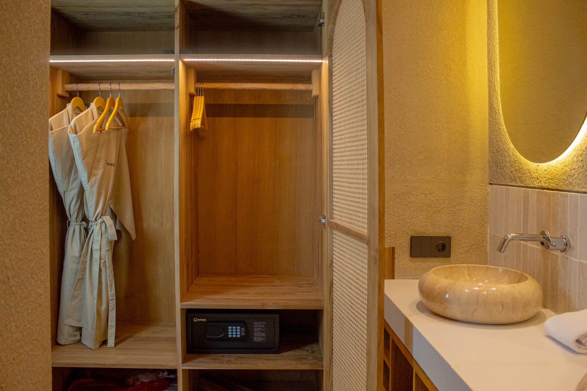 Antonella-Villa-Two-23-Wardrobe