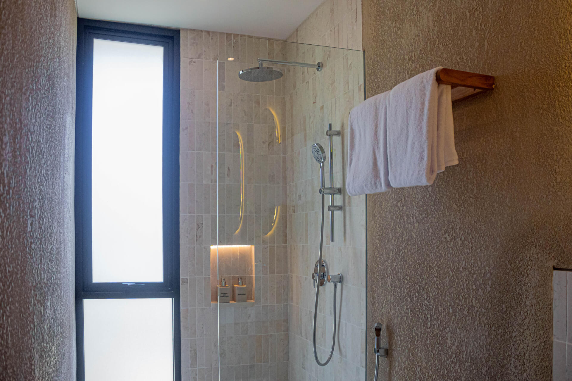 Antonella-Villa-Two-34-Twin-Bathroom